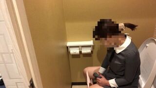 Girl who masturbates violently after peeing - porn video